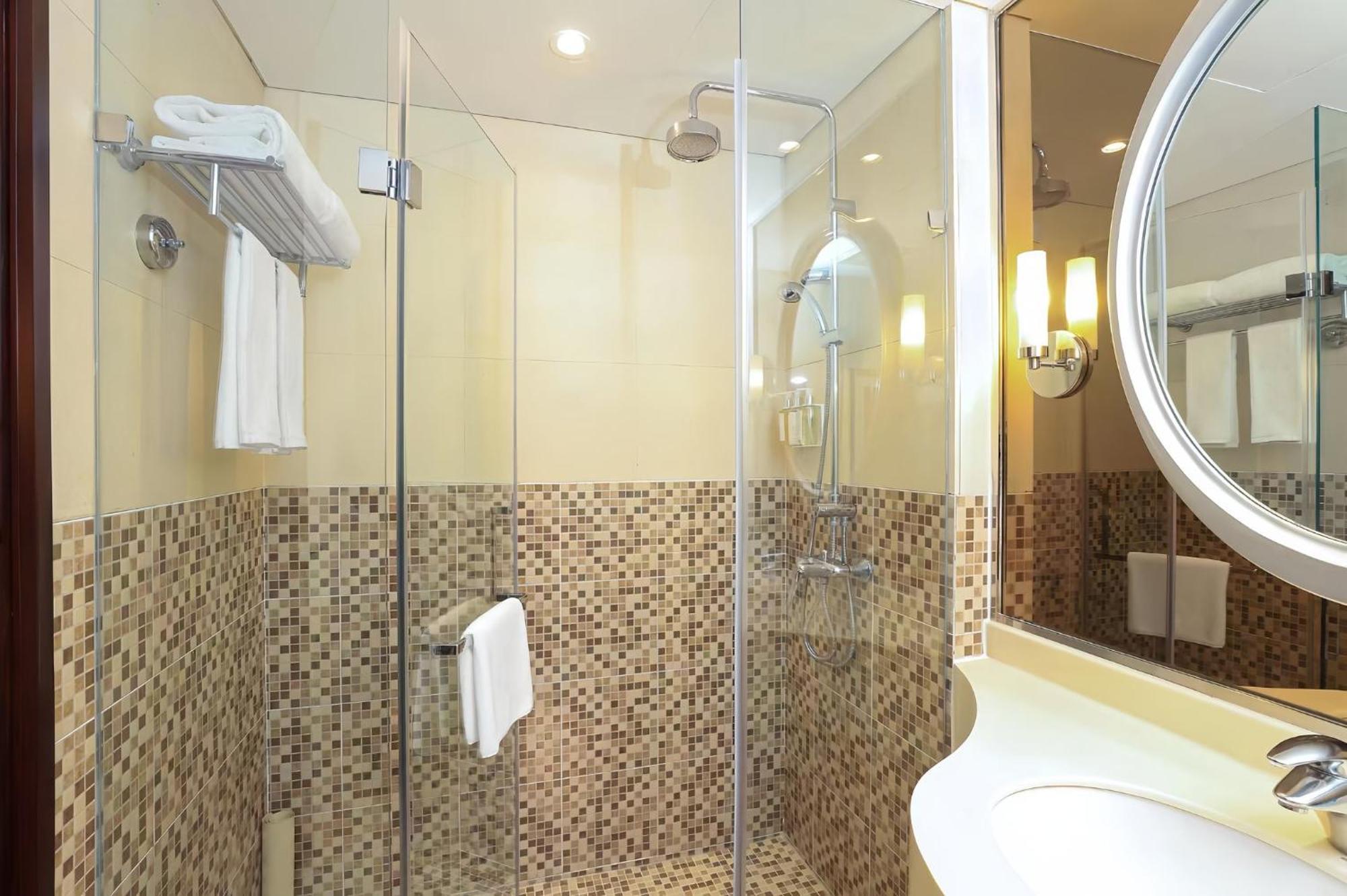 Holiday Inn Shanghai Pudong Nanpu, an IHG Hotel Bagian luar foto