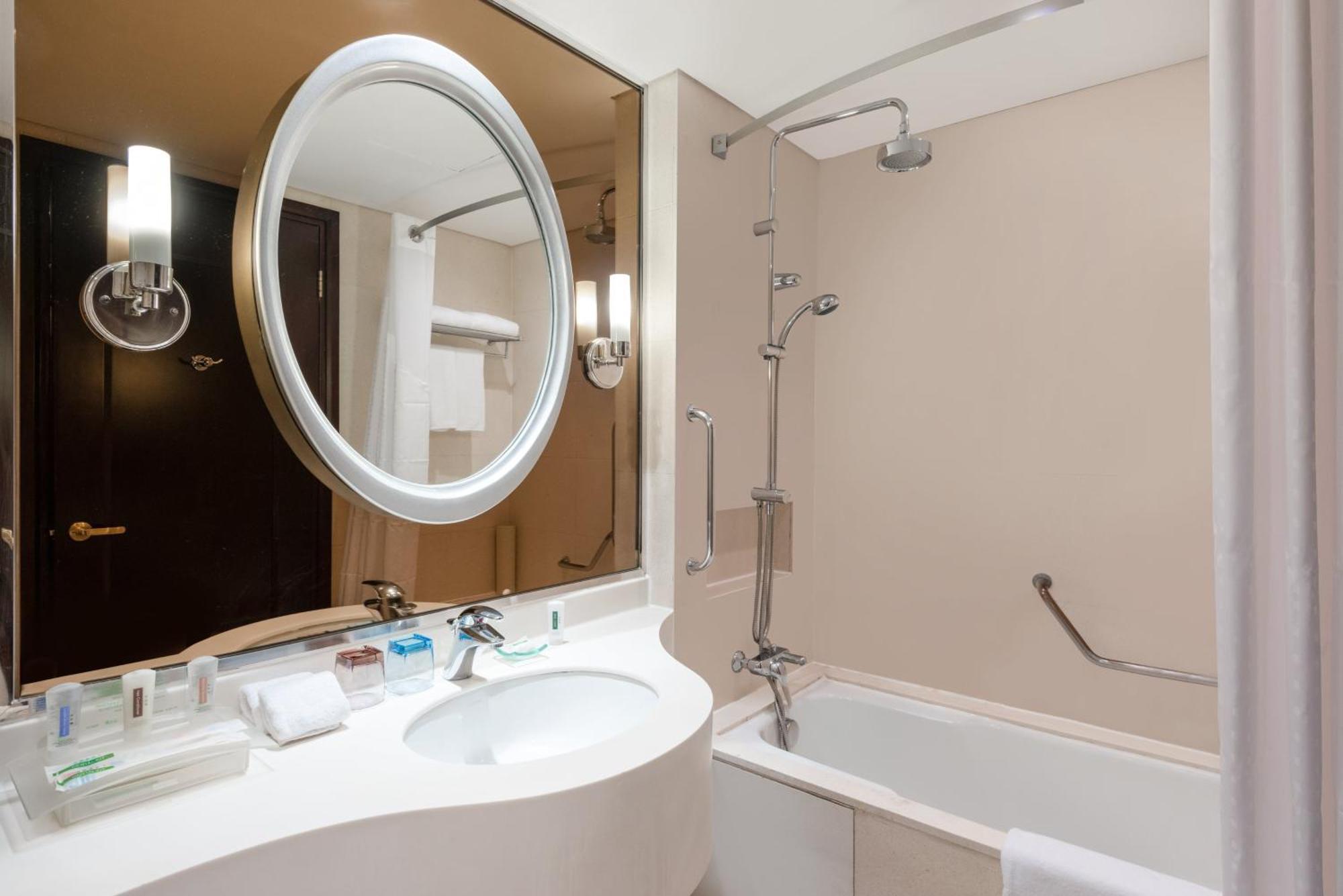 Holiday Inn Shanghai Pudong Nanpu, an IHG Hotel Bagian luar foto
